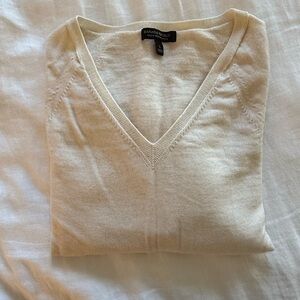 Banana Republic Cream V-Neck Sweater Size Small Merino wool